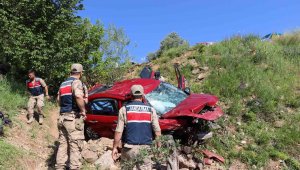 Oltu'da otomobil şarampole yuvarlandı: 2 ölü, 3 ağır yaralı