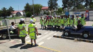 Polis ekiplerinden 66 öğrenciye trafikte farkındalık eğitimi