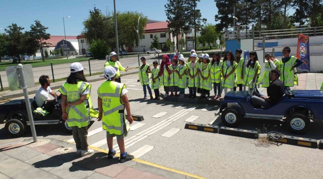 Polis ekiplerinden 66 öğrenciye trafikte farkındalık eğitimi