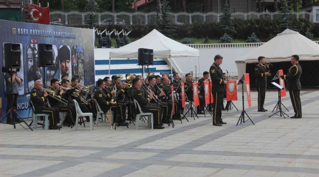 Türk Kara Kuvvetleri'nin kuruluş yıl dönümü dolayısıyla askeri bando konser verdi