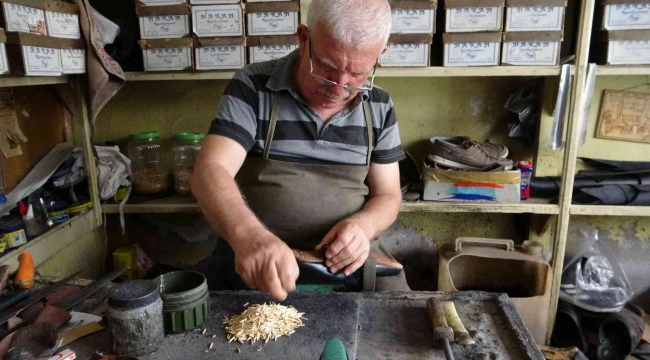 Türkiye'nin tek tahta çivili ayakkabı üreten ustası zamana direniyor