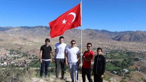 1500 rakımlı dağa tırmanıp, yıpranan Türk bayrağını değiştirdiler