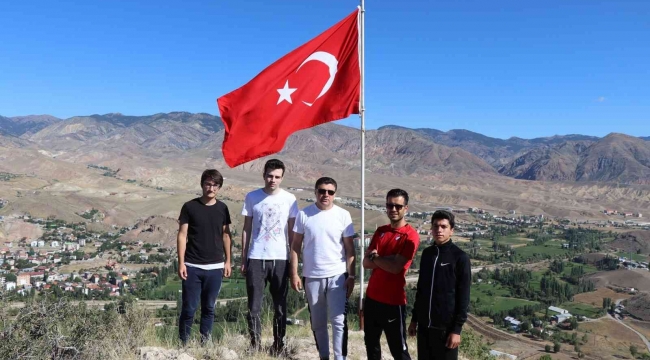 1500 rakımlı dağa tırmanıp, yıpranan Türk bayrağını değiştirdiler