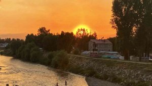 Ağrı'da güneşin batışı hayran bıraktı