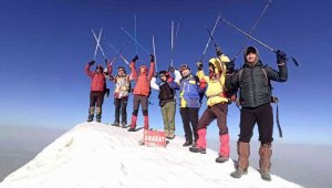 Dağcılar Ağrı Dağı'na çıkmanın mutluluğunu halay çekerek kutladı