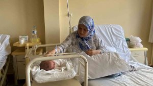 Doktorun "kalk git" dediğini iddia eden hamile kadın evde doğum yaptı