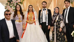 Düğünde geline 5 kilo altın takıldı