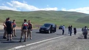 Horasan'da kaza sonrası köylüler yolu trafiğe kapattı