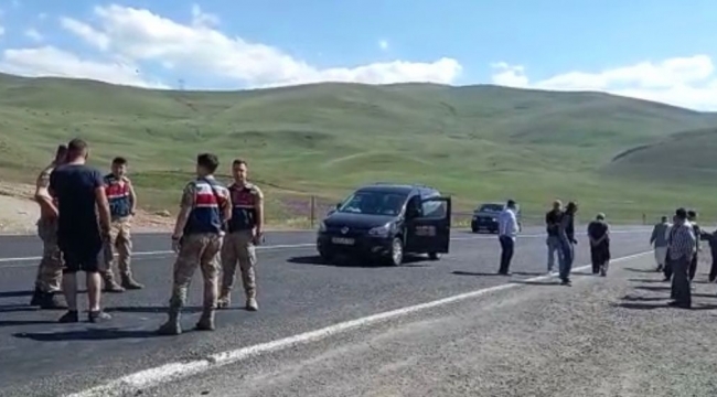 Horasan'da kaza sonrası köylüler yolu trafiğe kapattı