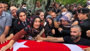 Oltu şehidini bağrına bastı