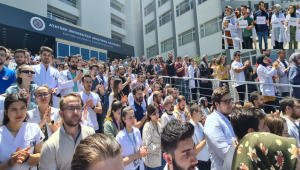Sağlıkta şiddeti alkışlarla protesto ettiler