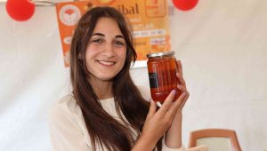 Şenkaya Bal Festivali'nde 16 yaşında 'bal güzeli' seçildi