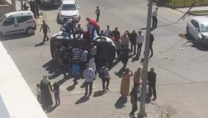 Sivil araç ile çarpışıp yan yatan polis aracına ilk müdahale vatandaşlardan geldi