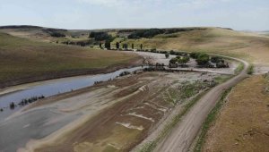 Sular 20 metre çekildi, eski Kars-Ardahan karayolu ortaya çıktı