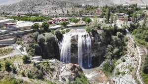 Tortum Şelalesi kurban bayramında da vatandaşların uğrak yeri oldu