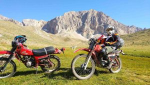2 bin 500 rakıma motorlarıyla çıktılar, yaylada ki çiftçiler gördükleri motosikletler karşısında şaşkınlıklarını gizleyemedi