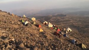 Ağrı Dağı'ndan düşen kayalar dağcıları korkuttu