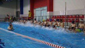 Aziziye'nin yüzme kurslarına büyük ilgi