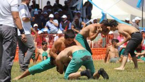 Erzurum Ovası Güreş Festivali'nde güreşçiler nefes kesti