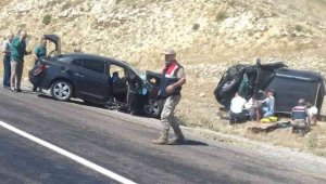 İki otomobil kafa kafaya çarpıştı: 4 yaralı