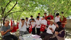 Kur'an kursu öğrencileri şehit mezarını ziyaret ettiler