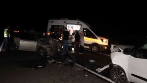 Oltu'da iki araç kafa kafaya çarpıştı: 4 yaralı