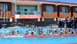 Oltulu çocuklar yüzme havuzuna kavuştular