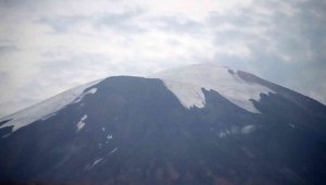 Türkiye'nin en yüksek zirvesindeki buzullar eriyor