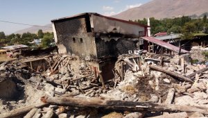 Yangından komşuları tarafından kurtarılan yaşlı çift evsiz kaldı