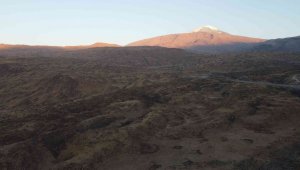 Ağrı Dağı zirvesinde kış, eteklerinde sonbahar yaşanıyor