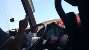 Otobüs şoförü direksiyon başında yolcuların hayatını hiçe saydı