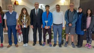 Şampiyon tenis akademisine kutlama