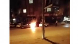 Seyir halindeki araç bir anda alev topuna döndü