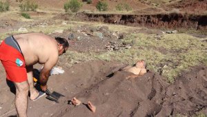 Söğütlü derenin mineralli kumlarında şifa arıyorlar