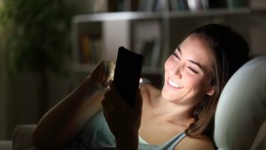 Telefon, bilgisayar ve spotlar güneş kadar zararlı