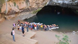 Türkiye'nin en uzun yeraltı gölüne ziyaretçi akını