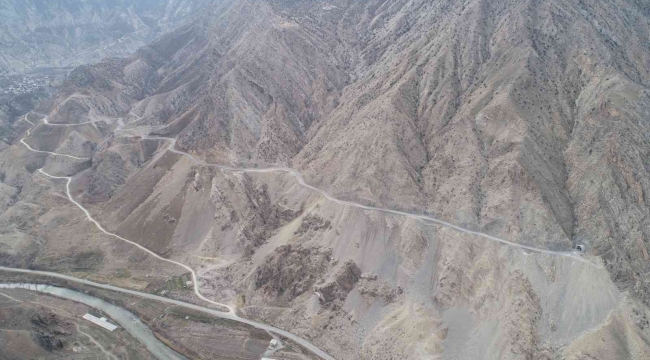 Yusufeli Barajı köy yolları yapımı inşaatında çalışmalar devam ediyor