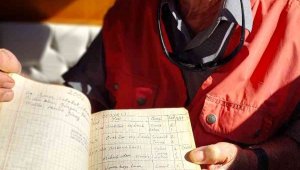 40 yıldır tuttuğu balıkları not alıyor