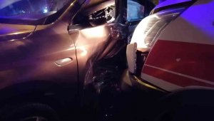 Ambulans, U dönüşü yapan araca çarptı 