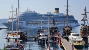 Dev gemiyi gören telefona sarıldı