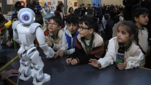 Erzurum Bilim Şenliğinde öğrencilerin dikkatini çeken robot