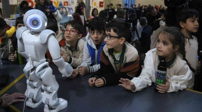 Erzurum Bilim Şenliğinde öğrencilerin dikkatini çeken robot