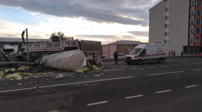 Erzurum'da sebze yüklü kamyon otomobile çarparak takla attı