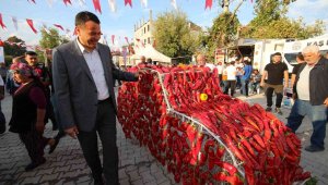 İki dakikada 188 gram acı biber yedi