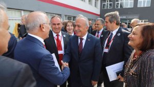 Rektör Çomaklı, tıp fakültesi 1976-1982 dönemi mezunları ile bir araya geldi