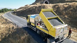 Son teknoloji yol yapım makineleri asfalt çalışmalarına başladı