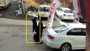 Araba çarpmasın diye yolu kontrol ederken reklam direğine çarptı