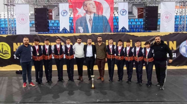 Büyükşehir'in halk oyunları ekibi Türkiye şampiyonu oldu