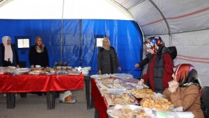 Camii İnşaatı için gönüllü bayanlar hayır çarşısı kurdular