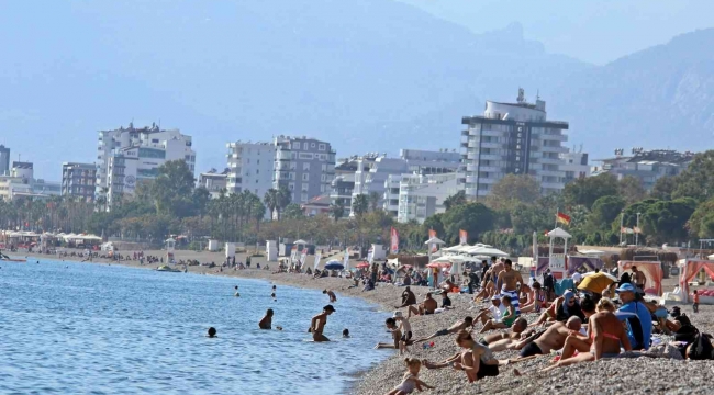 Doğu buz kesmeye başladı, Antalya'da yaz devam ediyor